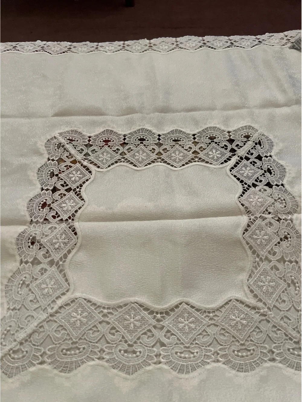 Elegant White Jacquard Tablecloth with High-Quality Lace 90x90 cm